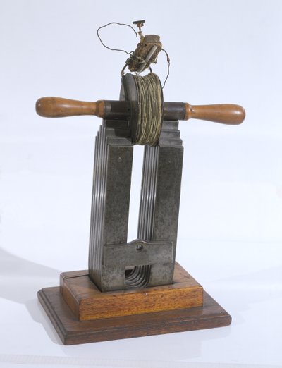 Un inductor rudimentario con el que Michael Faraday (1791-1867) descubrió la ley de inducción de English School