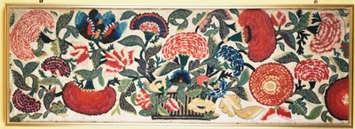 Un panel de fieltro y apliqué con detalles bordados en seda que representan claveles, tulipanes y otras flores desbordando de una cesta sobre un fondo de lana marfil, c.1730-40 de English School