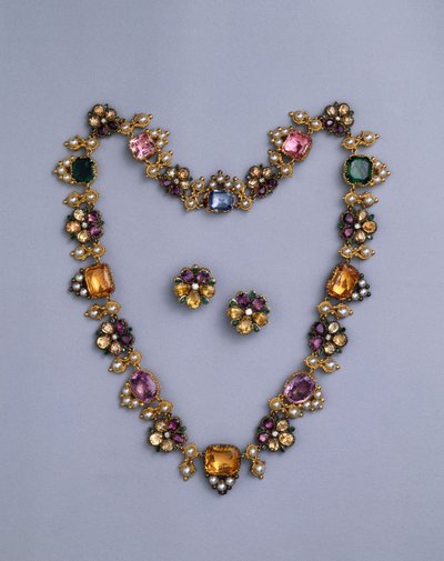 Collar de oro y joyas de la Regencia con topacios, amatistas, turmalinas rosas, esmeraldas, zafiros y peridotos, con un par de pendientes de flores, c.1810 de English School