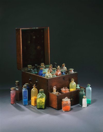 Caja de colores de artista de caoba, supuestamente propiedad de John Adams del HMS Bounty, que contiene botellas de vidrio con pigmento coloreado de English School