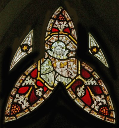 Una ventana norte que representa la Trinidad de English School