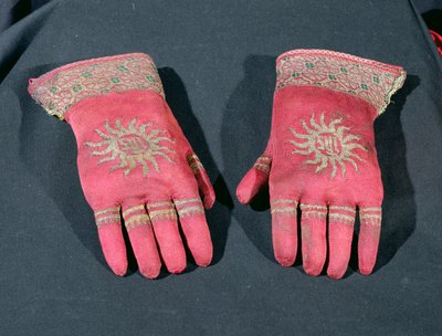 Un par de guantes de seda tejidos, posiblemente pertenecientes al Arzobispo William Warham de English School