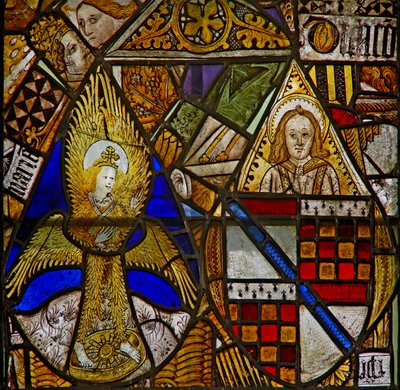 Un panel en la ventana este que representa un ángel con plumas y un ángel con un escudo de armas entre fragmentos de English School