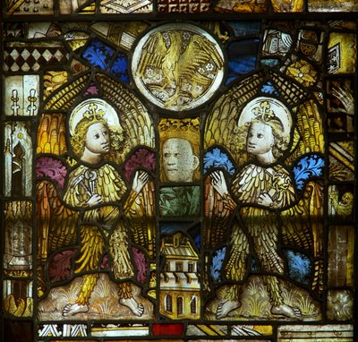Un panel en la ventana este que representa ángeles con Instrumentos de la Pasión: también el águila de San Juan entre fragmentos de English School