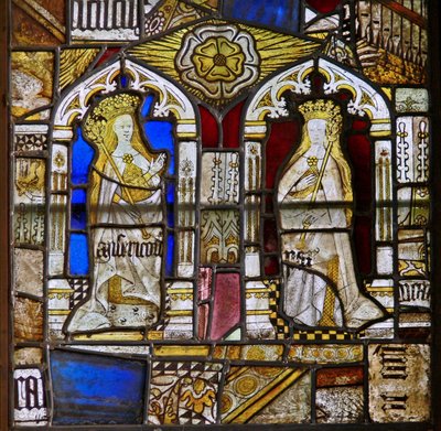 Un panel en la ventana este que representa las Virtudes Cardinales: Misericordia (Misericordia) y Paz (Pax) y una rosa blanca de English School