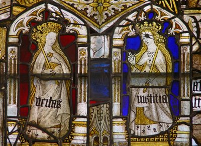 Un panel en la ventana este que representa las Virtudes Cardinales: Verdad (Veritas) y Justicia (Iustitia) de English School