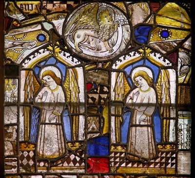 Un panel en la ventana este que representa dos ángeles y el león de San Marcos de English School