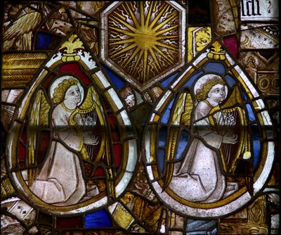 Un panel en la ventana este que representa dos ángeles músicos con arpas; un resplandor solar, emblema de Eduardo IV de English School