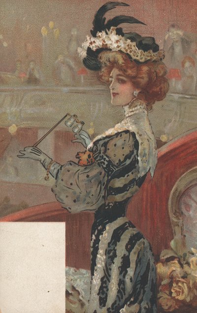Una mujer bien vestida viendo una actuación teatral de English School