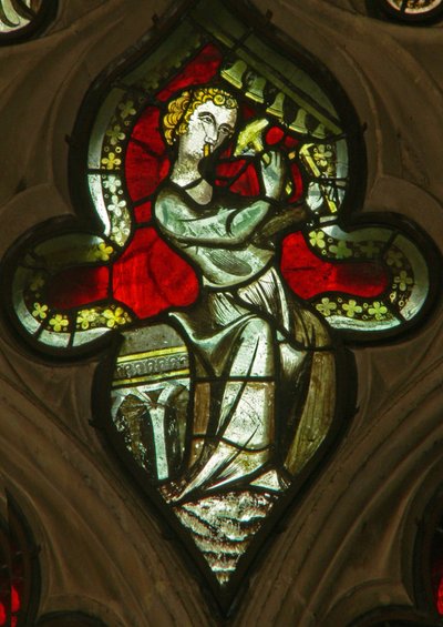 Una ventana en la Capilla de la Dama que representa un ángel músico con campanas de English School