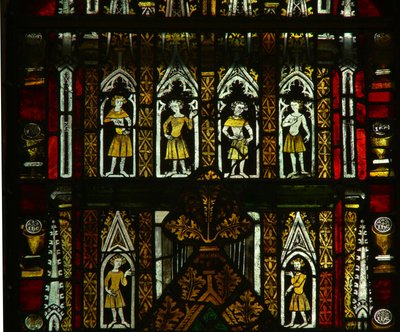 Una ventana en la Capilla de la Dama que representa figuras en un dosel de English School