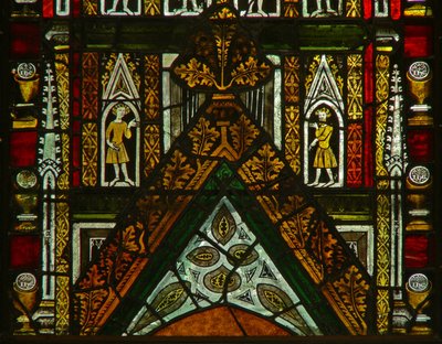 Una ventana en la Capilla de la Dama que representa figuras en un dosel de English School