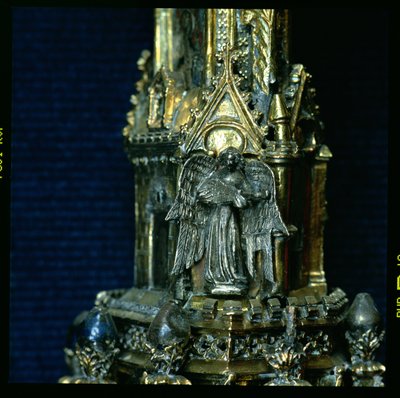 Ángel tocando una guitarra con plectro, detalle del báculo de William of Wykeham (c.1320-1404) (plata dorada) de English School