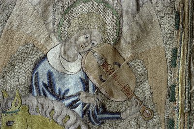 Ángel tocando la viola, detalle del frontal del Capa de Steeple Aston, c.1340s (hilo de plata dorada y sedas de colores sobre sarga de seda beige) de English School