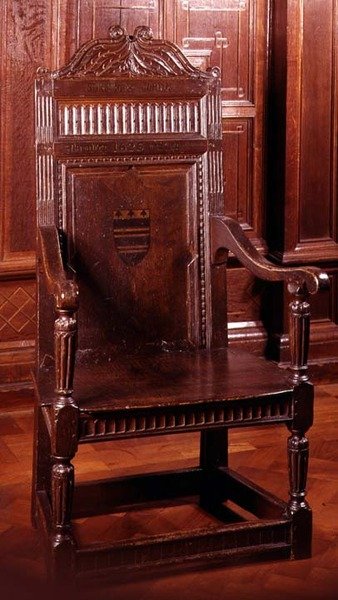 Sillón pintado con dispositivo heráldico rodeado de ornamento dentado, Yorkshire, principios del siglo XVII de English School