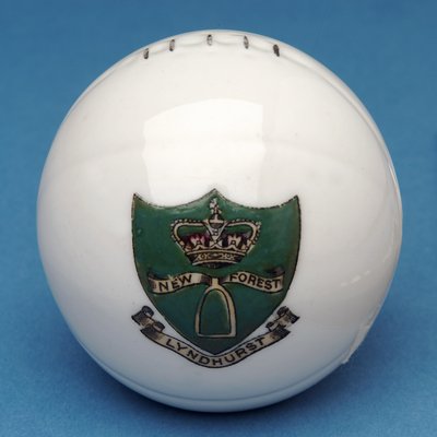 Recuerdo armorial miniatura de fútbol con transferencia del escudo de Lyndhurst, New Forest de English School