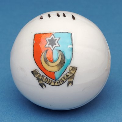 Recuerdo armorial miniatura de fútbol con transferencia del escudo de Southsea de English School
