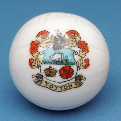 Recuerdo armorial miniatura de fútbol con transferencia del escudo de Totton de English School