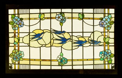 Panel de Artes y Oficios de un grupo de golondrinas ante nubes en un borde de cabezas de flores estilizadas de English School