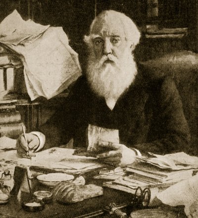 Austen Henry Layard sentado en su escritorio de English School