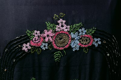 Detalle de abalorios de un vestido de mujer, c.1925-27 (detalle) de English School