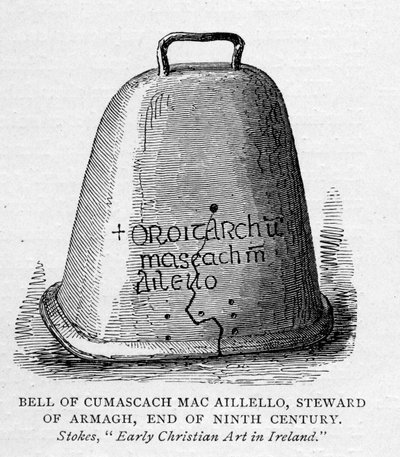 Campana de Cumascach Mac Aillelo, Mayordomo de Armagh, finales del siglo IX, ilustración de Short History of the English People por J. R. Green, publicada en 1892 de English School