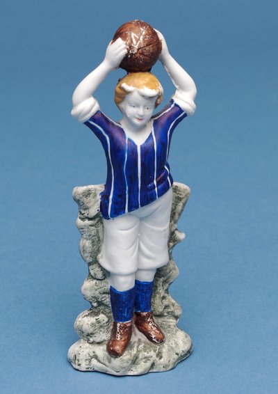 Figura de bisque de un futbolista lanzando el balón de English School