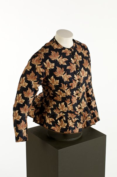 Cuerpo negro con diseño de hojas de arce marrón dorado impreso, c.1860-70 de English School