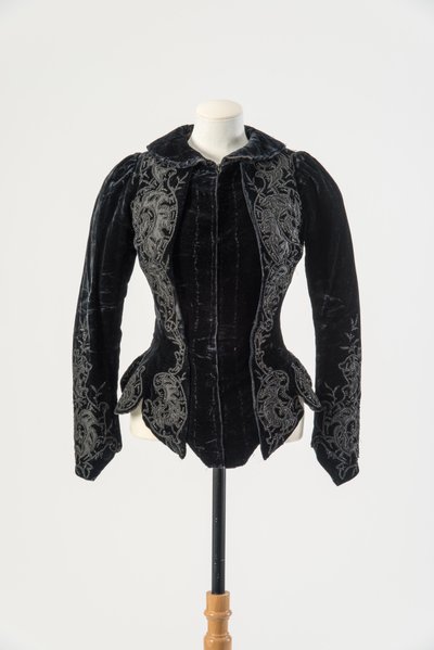 Chaqueta de terciopelo negro bordada con seda negra aplicada y cuentas de metal, finales de 1890 de English School
