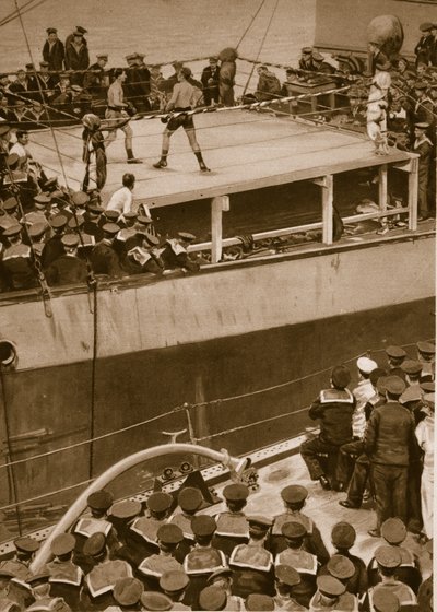 Competencia de boxeo a bordo de un buque de guerra, con la tripulación de un segundo barco como espectadores adicionales, 1914-19 de English School