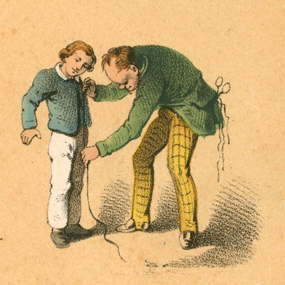 Niño siendo medido por su sastre de English School