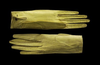 Guantes amarillos brillantes hasta la muñeca de English School