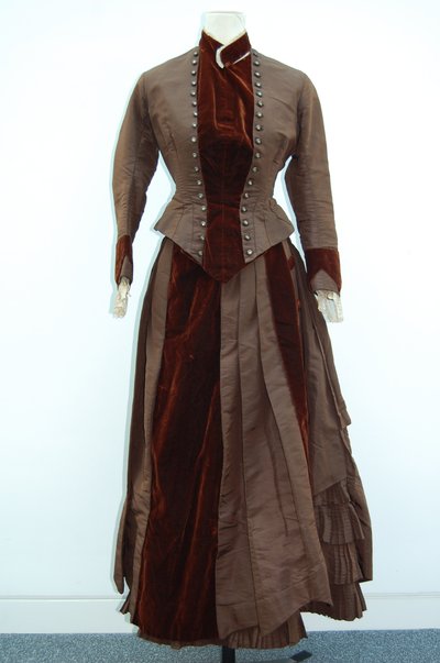 Vestido marrón (falda y chaqueta pequeña), c.1875 de English School