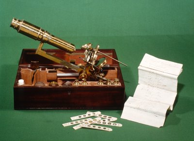 Microscopio de cofre, con selección de deslizadores de marfil y lista, c.1800 de English School