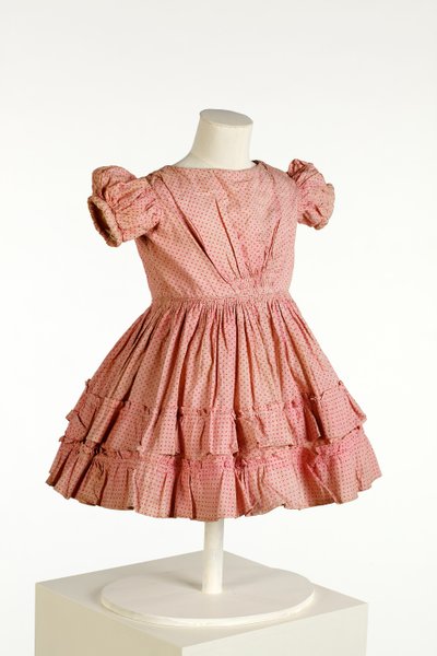 Vestido infantil con mangas abullonadas y falda con volantes, estampado con patrón de puntos rosas, c.1850 de English School