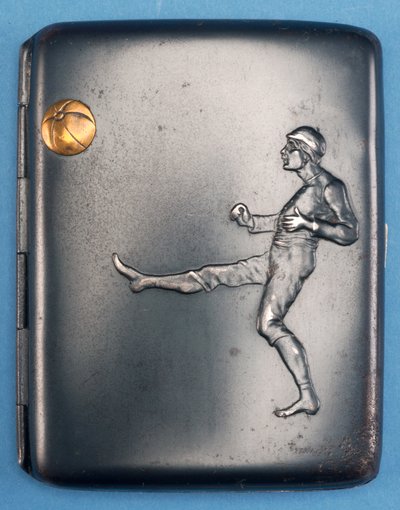 Estuche de cigarrillos con un futbolista pateando un balón de oro al aire, c.1880 de English School