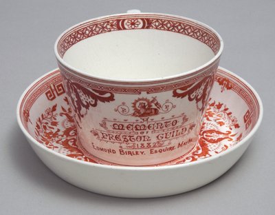 Taza y platillo conmemorativos que leen Un recuerdo del Gremio de Preston 1882, Minton, Inglaterra, c.1882 de English School