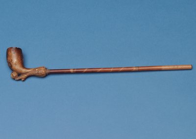 Pipa de copa con tallo de bambú y bota tallada pateando un balón debajo de English School