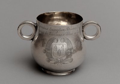 Copa con gran barriga y base de borde grueso fundido, y un par de asas de ojo de buey, 1675 de English School