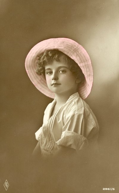 Niño guapo con gorro rosa (foto en color) de English School