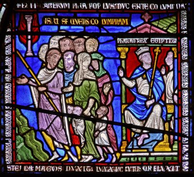 (detalle) de una de las Ventanas de la Biblia que representa al faraón observando a los israelitas de English School