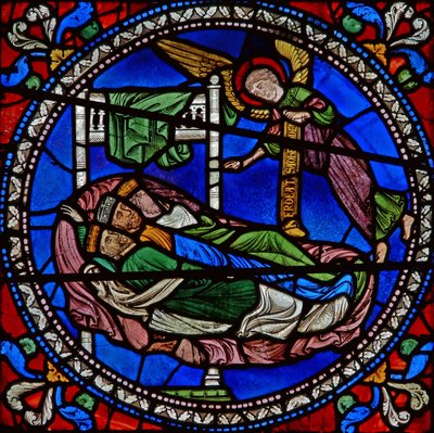 (detalle) de una de las Ventanas de la Biblia que representa a tres reyes magos durmiendo con un ángel de English School