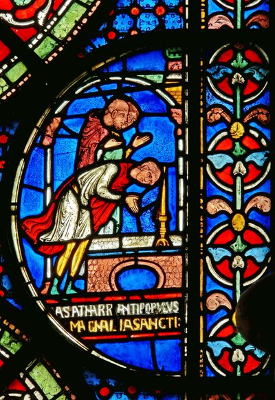 (detalle) de la Ventana del Milagro que representa a Eilward de Westoning dando gracias en la tumba de Tomás Becket de English School