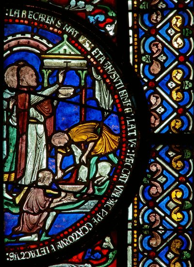(detalle) de la ventana este de la Capilla de la Trinidad que representa la Pascua y la señal de Tau de English School