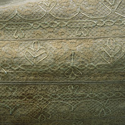 Detalle de un vestido de tejido de plata de English School