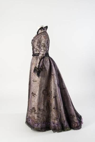 Vestido de satén de seda blanca y púrpura con una capa exterior de red negra de English School