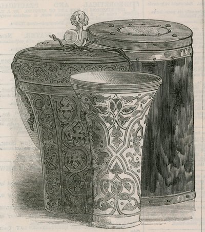 Vasos para beber: La Suerte de Eden Hall, con estuche de cuero para el mismo, y una jarra de madera con clavijas de English School