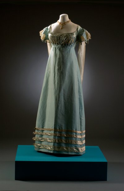 Vestido de noche azul huevo de pato con mangas crema, mostrado aquí con joyería de perlas, c.1819 de English School