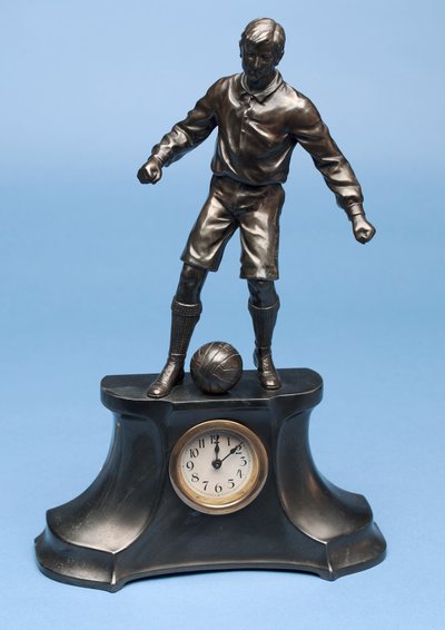 Futbolista, parte de un conjunto de reloj de English School