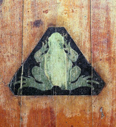 Rana, marcando el sitio de Faradays Froggery, Taller Dorian, principios de 1930 (madera incrustada) de English School